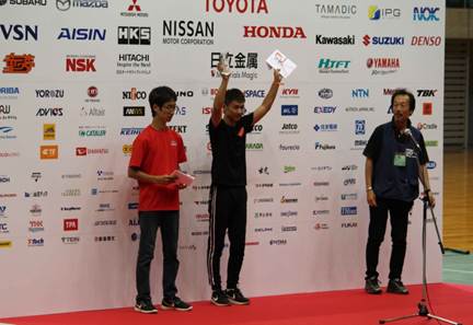 说明: X:\办公自动化\招生就业处\学校招生就业创新创业展（2018汽车李刚）\2017电动方程式大赛日本赛和国内赛\日本赛\颁奖2.jpg